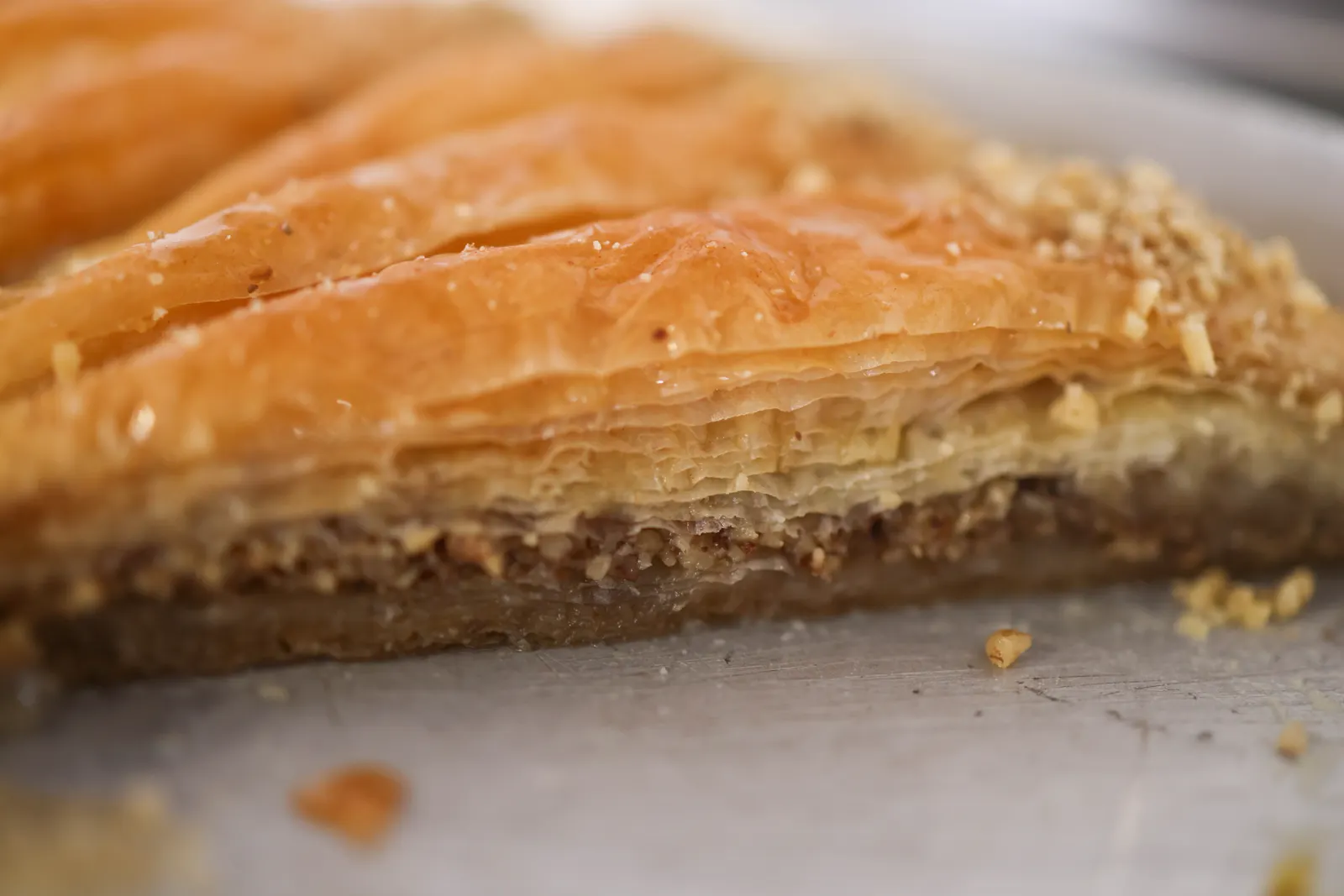 Glänzende Baklava-Schichten mit Sirup, ganz nah
