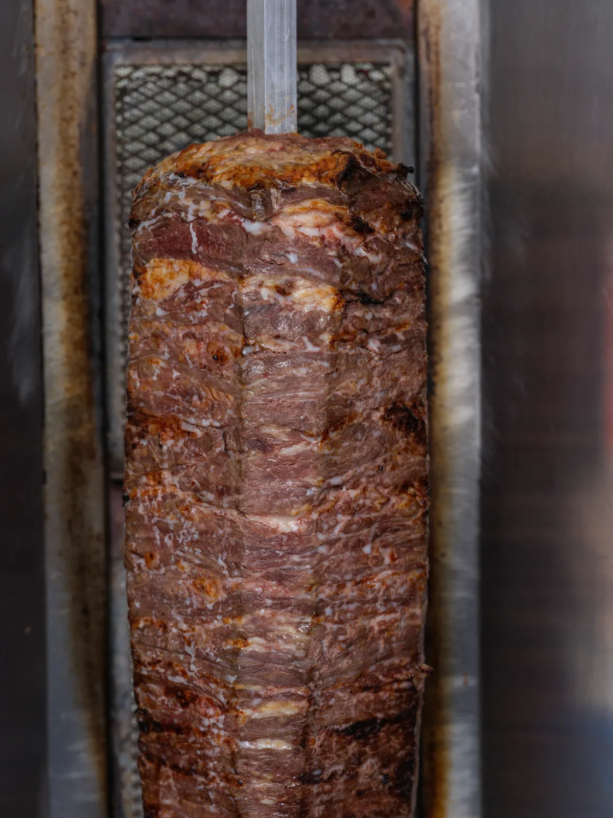Kalbfleisch-Spieß von Nahem, die Kanten dunkel geröstet