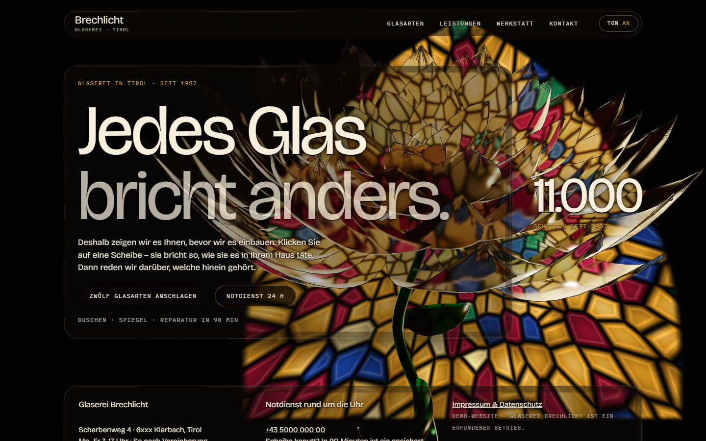 Die überlebende Version: Glaserei-Entwurf mit Buntglas-Blüte auf schwarzem Grund
