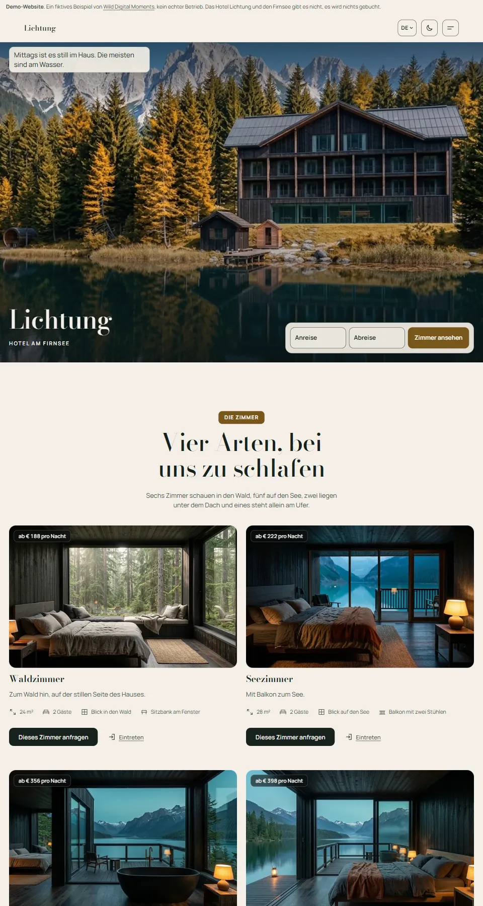 Die Demo-Website des Hotels Lichtung: ein dunkles Holzhaus am See vor Wald und Bergen, davor die Felder für Anreise und Abreise